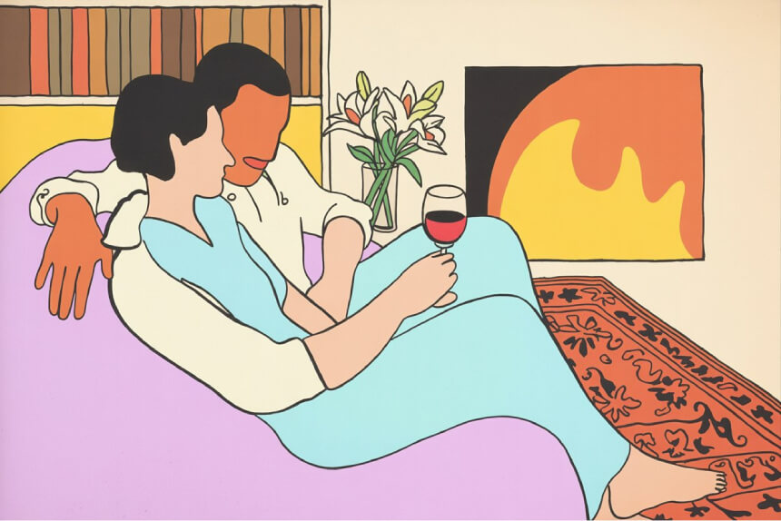 Ein Paar sitzt auf dem Sofa und spricht miteinander, mit Fokus auf emotionale Intimitaet. | Sexshop Deutschland Desirel.de